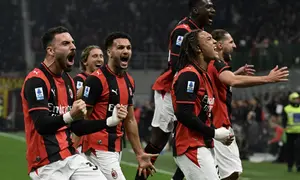 Para pemain AC Milan merayakan gol kedua timnya dalam pertandingan Liga Italia Serie A melawan Inter Milan di Stadion San Siro (Giuseppe Meazza), Milan, Sabtu (31/10/2026). (Stefano Rellandini / AFP)