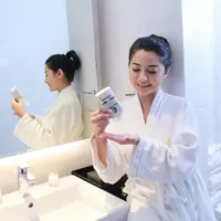 Kita bisa melakukan perawatan kulit glowing dari rumah yang ramah di kantong dengan 5 cara ini