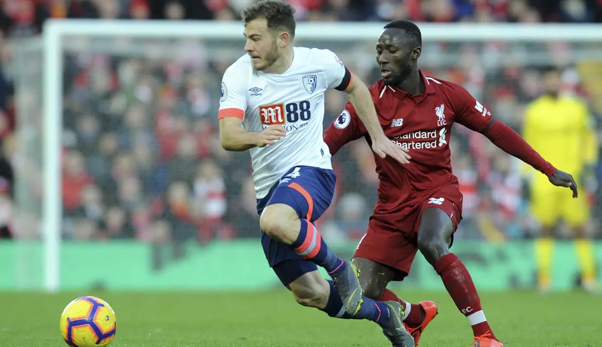 Gelandang Liverpool, Naby Keita, berebut bola dengan pemain AFC Bournemouth, Ryan Fraser, pada laga Premier League di Stadion Anfield, Sabtu (9/2). Liverpool menang 3-0 atas AFC Bournemouth. (AP/Rui Vieira)