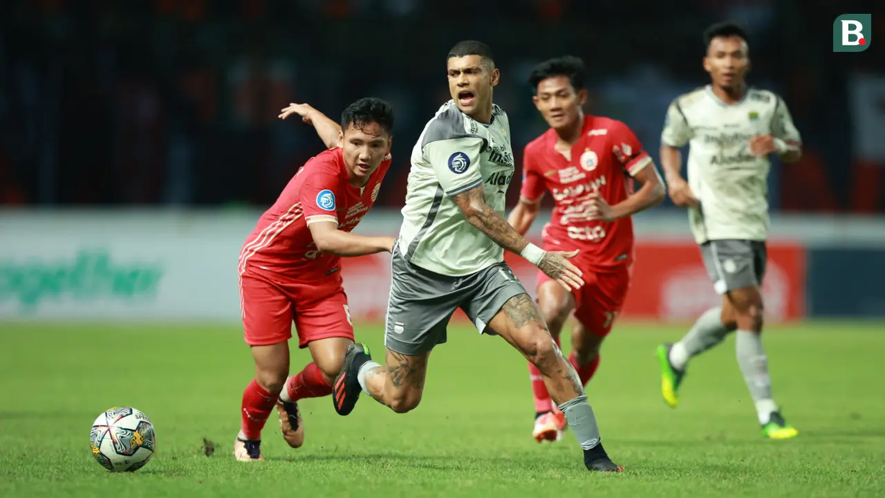 Foto: Persija Jakarta Kalahkan Persib Bandung 2-0