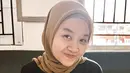 Alca mengenakan kerudung segi empat warna cokelat dengan ciput abu-abunya. Ia memadukannya dengan atasan hitam. @alcaoctvn