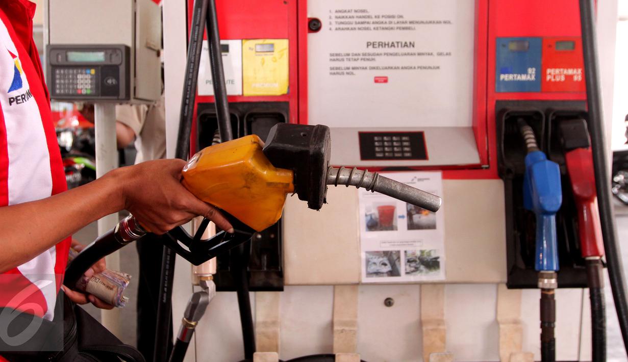 Aktivitas pengisian BBM di SPBU Cikini, Jakarta. (Liputan6.com/Angga Yuniar)