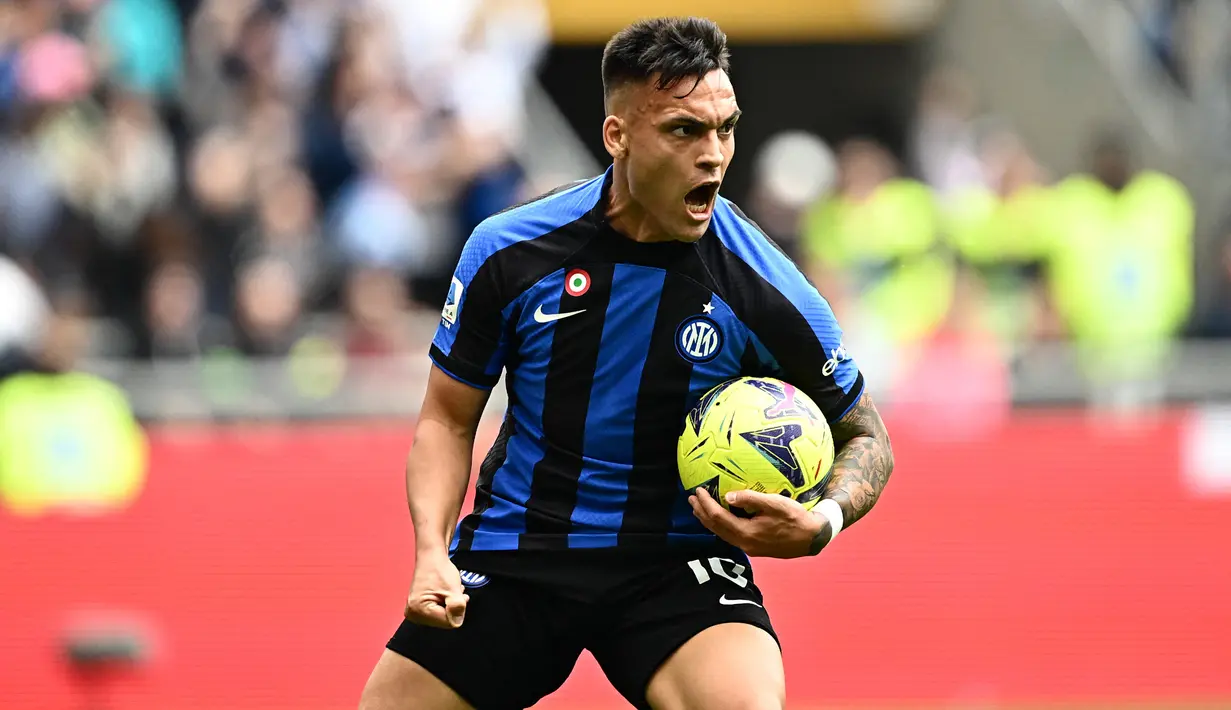Selebrasi striker Inter Milan, Lautaro Martinez setelah menjebol gawang Lazio pada laga Liga Italia 2022/2023 di San Siro Stadium, Milan (30/4/2023). Lautaro Martinez hingga kini telah mencetak 19 gol dan 5 assist dari seluruh 33 laga Inter musim ini. (AFP/Gabriel Bouys)