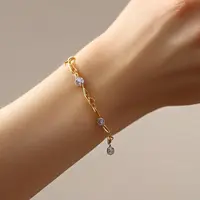 Gelang Model Rantai yang Fleksibel dan Penuh Gaya/Model Gelang untuk Pergelangan Tangan Kecil (Sumber: qwen.ai)
