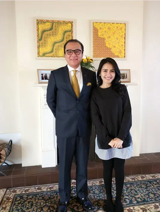 "Bapak Duta Besar Indonesia untuk New Zealand... Pak Tantowi Yahya yg ramah dan baik hati 🙏😀 terima kasih byk y pak utk semua," tulis Ayu Ting Ting di akun Instagram berfoto bareng Tantowi Yahya. (Instagram/ayutingting92)