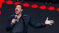 Lionel Richie saat tampil di Glastonbury, Inggris, Minggu (28/6/2015) Foto: DIYmag.com/Emma Swann