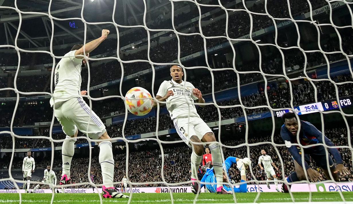 Bek Real Madrid, Eder Militao (tengah) mencetak gol bunuh diri saat laga El Clasico menghadapi Barcelona pada laga leg pertama semifinal Copa del Rey 2022/2023 (28/2/2019). Gol bunuh diri tersebut terjadi pada menit ke-26 saat kedudukan masih imbang 0-0. Gol tersebut menjadi satu-satunya gol yang tercipta, hingga Real Madrid kalah 0-1 dari Barcelona. (AFP/Javier Soriano)