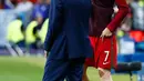 Ronaldo berdiskusi dengan Fernando Santos saat menjadi asisten pelatih dadakan saat laga final Euro 2016 di Stade de France, Saint-Denis, Paris, Prancis, (10/7). Ronaldo sempat bermain selama 30 menit pada Final tersebut. (REUTERS/Kai Pfaffenbach)