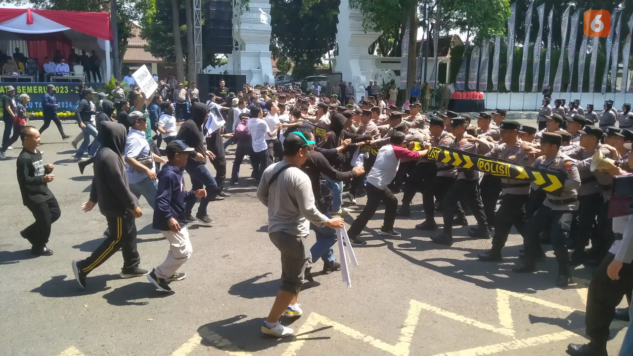 Simulasi pengamanan aksi unjuk rasa pada pelaksanaan Pemilu 2024 oleh jajaran Kepolisian Resosr Kota Banyuwangi (Hermawan Arifianto/Liputan6.com)