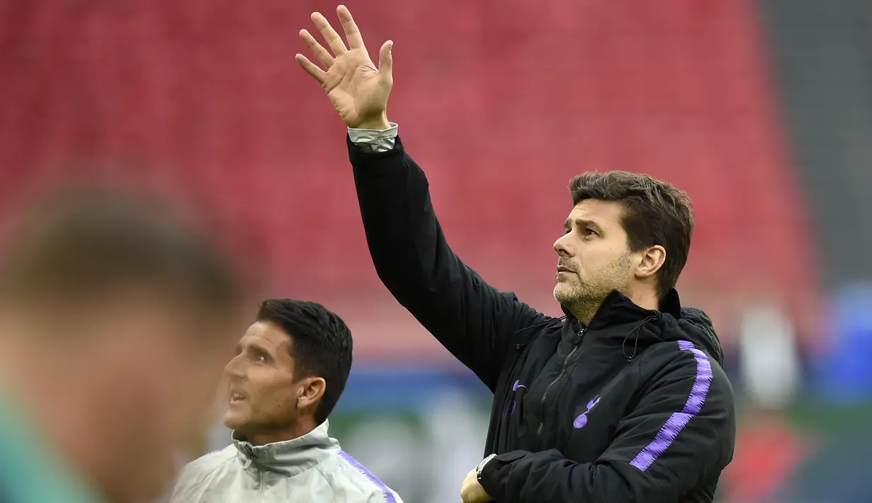 Pelatih Tottenham Hotspur, Mauricio Pochettino, saat sesi latihan jelang laga semifinal Liga Champions di Stadion Johan Cruyff, Rabu (8/5). Tottenham Hotspur akan menghadapi Ajax Amsterdam. (AFP/Emmanuel Dunand)