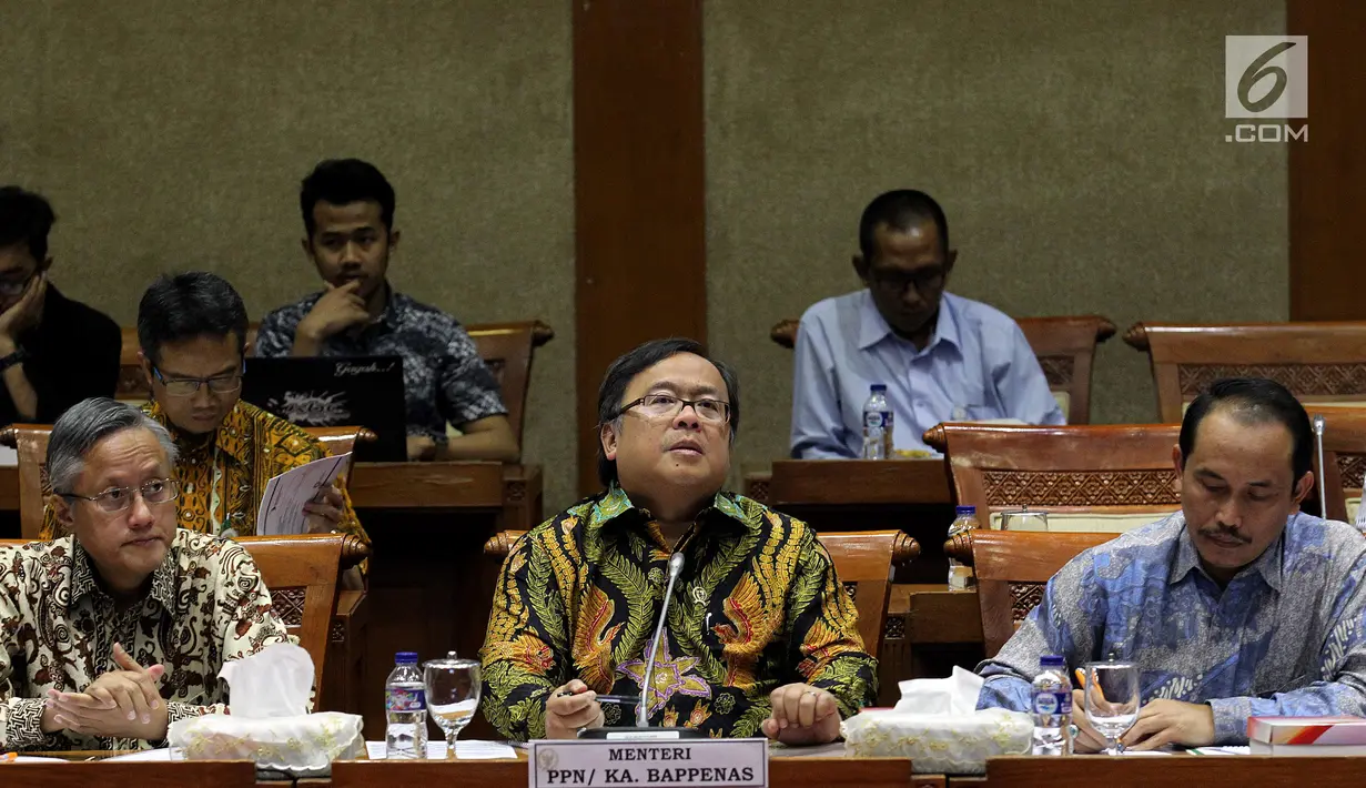 Menteri PPN/Kepala Bappenas Bambang Brodjonegoro memberi paparan saat rapat kerja dengan Komisi XI di Gedung DPR RI, Rabu (19/9). Bambang memaparkan pagu anggaran 2019 untuk Kementerian PPN/Bappenas turun menjadi Rp1,781 triliun (Liputan6.com/Johan Tallo)