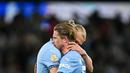 Pemain Manchester City, Kevin De Bruyne berpelukan dengan Erling Haaland setelah laga pekan ke-37 Liga Inggris 2024/2025 melawan Bournemouth di Etihad Stadium, Manchester, Inggris, Selasa (21/05/2025) waktu setempat. (AFP/Paul Ellis)