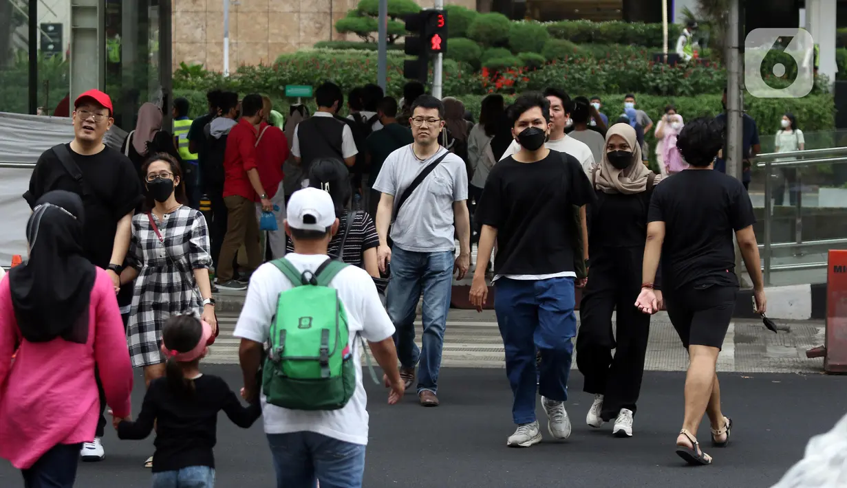 Sejak Jumat (9/6) Pemerintah melalui Satgas Penanganan Covid-19 juga mencabut aturan kewajiban menggunakan masker bagi masyarakat yang ingin melakukan perjalanan. (Liputan6.com/Helmi Fithriansyah)