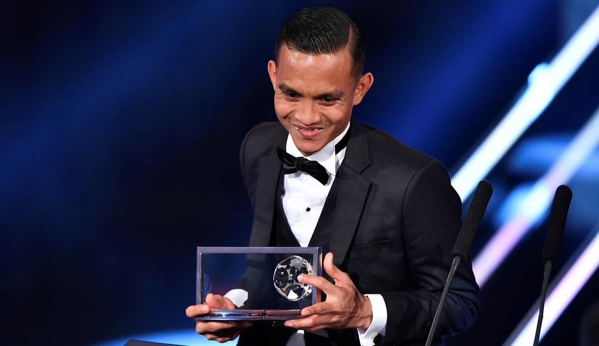 Penyerang Penang FA, Mohd Faiz Subri, menerima penghargaan FIFA Puskas Award 2016 di Zurich, Swiss, Senin (9/1/2017). Pesepak bola Malaysia ini menerima penghargaan berkat gol indahnya ke gawang Pahang FA. (AFP/Fabrice Coffrini)