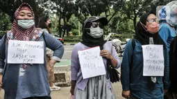 Massa Koalisi Masyarakat Menolak Swastanisasi Air Jakarta (KMMSAJ) menggelar aksi Peringatan Hari Air Sedunia di depan Balai Kota, Jakarta Pusat, Selasa (22/3/2022). Mereka menuntut Anies Baswedan membuka partisipasi publik atas proses transisi konsesi pengelolaan air. (merdeka.com/Iqbal S Nugroho)