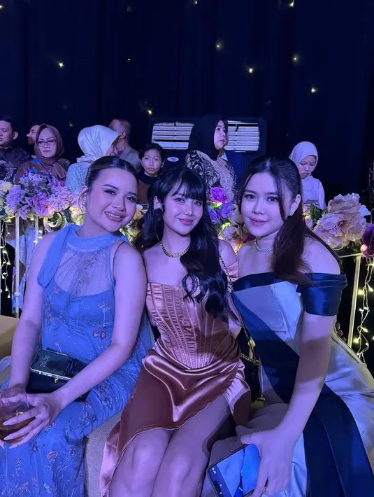 Ghea Indrawari memancarkan pesona elegan dalam balutan silk corset dress warna cokelat. @gheaindrawari