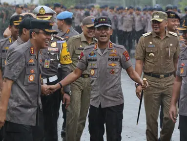 Kapolda Metro Jaya, Irjen Pol Idham Azis (tengah) usai memimpin apel kesiapan pengamanan malam pergantian tahun di kawasan Silang Monas, Jakarta, Senin (31/12). Apel diikuti semua unsur pengamanan. (Liputan6.com/Helmi Fithriansyah)