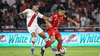 Gelandang tengah Persija, Van Basty Sousa e Silva (kanan) mencoba melewati adangan pemain Persis Solo pada pertandingan pekan ke-30 BRI Super League 2025/2026 di Stadion Utama Gelora Bung Karno (SUGBK), Jakarta, Senin 27 April 2026 malam WIB. (Bola.com/Abdul Aziz)