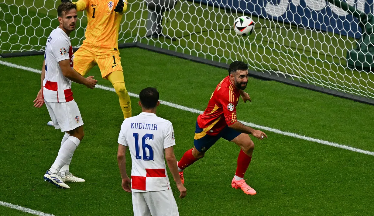 Bek kanan berusia 32 tahun, Dani Carvajal tercatat telah melakukan debut bersama Timnas Spanyol sejak 4 September 2014. Gol pertamanya baru lahir pada matchday pertama Grup B Piala Eropa 2024 saat Timnas Spanyol menang 3-0 atas Kroasia (15/6/2024) yang menjadi caps-nya ke-45. Usai Euro 2024 di mana Spanyol keluar sebagai juara, yang menjadi debutnya di turnamen antar-negara Eropa, ia total telah mengoleksi 49 caps bareng Timnas Spanyol. (AFP/Gabriel Bouys)