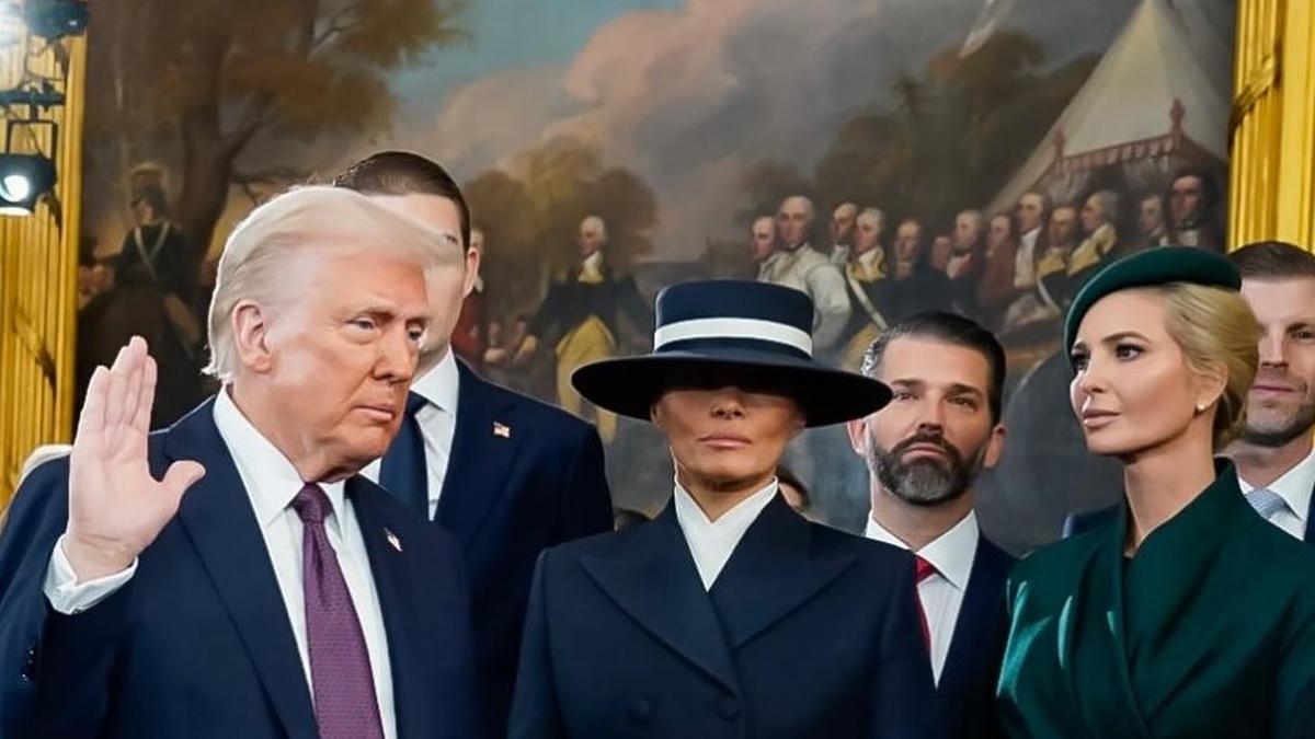Donald Trump Gunakan Dua Alkitab Saat Pelantikan Presiden AS