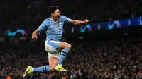 Pemain Manchester City, Julian Alvarez melakukan selebrasi setelah mencetak gol kedua timnya ke gawang FC Copenhagen pada laga leg kedua 16 besar Liga Champions 2023/2024 di Stadion Etihad, Manchester, Inggris, Kamis (07/03/2024). (AFP/Paul Ellis)