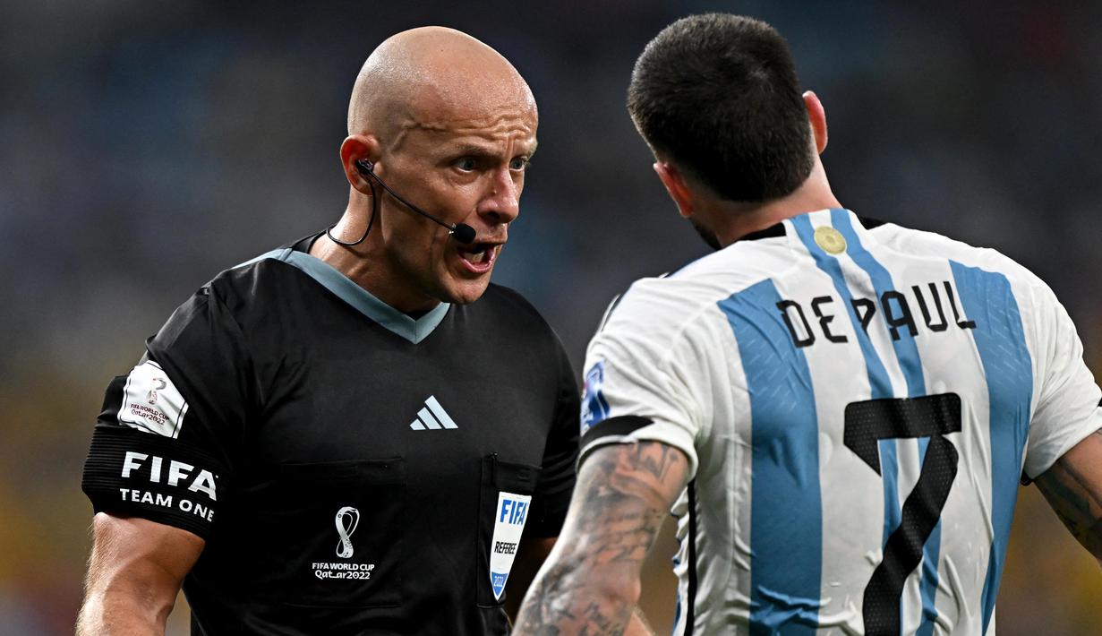 Wasit asal Polandia, Szymon Marciniak (kiri) akan memimpin pertandingan final Piala Dunia 2022 antara Argentina melawan Prancis yang digelar di Stadion Lusail Iconic, Minggu (18/12/2022). (AFP/Manan Vatsyayana)