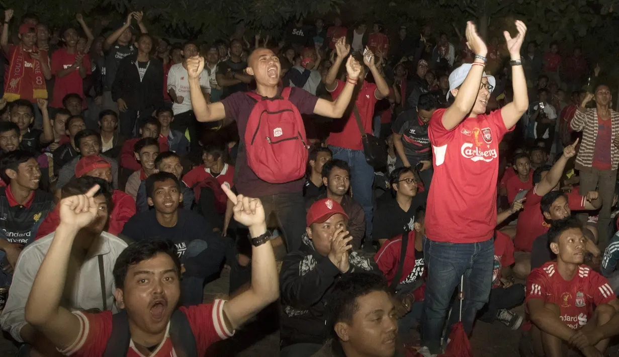 Sejumlah pendukung Liverpool merayakan gol yang dicetak Christian Benteke ke gawang Manchester United saat nonton bareng bersama Bola.com di Alibaba Futsal, Bekasi, Minggu (13/9/2015). (Bola.com/Vitalis Yogi Trisna)