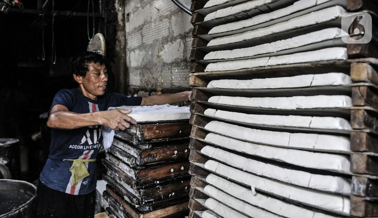 Pekerja saat menyelesaikan pembuatan tahu di salah satu industri rumahan kawasan Mampang, Jakarta, Minggu (30/8/2020). Covid-19 menyebabkan produksi tahu di industri rumahan menurun drastis dibandingkan sebelum merebaknya pandemi. (merdeka.com/Iqbal S. Nugroho)