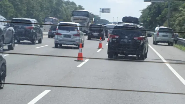Situasi arus balik lebaran di jalan Tol Jakarta-Cikampek (Japek) atau selepas Exit Tol Cikampek Utama mengarah ke Jakarta di KM 70 sampai KM 65.
