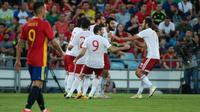 Para pemain Georgia merayakan gol ke gawang Spanyol pada laga persahabatan di Coliseum Alfonso Perez, Madrid, Selasa (7/6/2016). (AFP/Curto de la Torre)