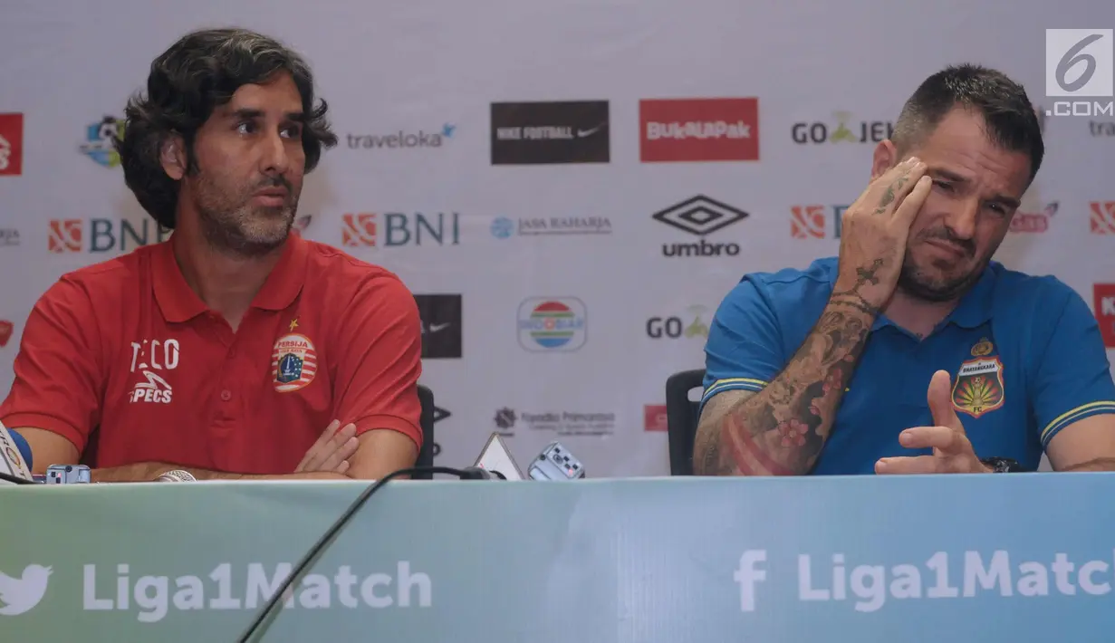 Pelatih Bhayangkara FC, Simon McMenemy (kanan) bersama pelatih Persija, Stefano Cugurra memberi keterangan jelang laga pembuka Liga 1 Indonesia 2018 di stadion GBK Jakarta, Kamis (22/3). (Liputan6.com/Helmi Fithriansyah)