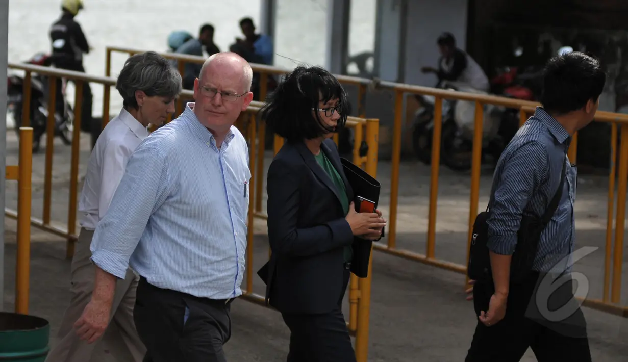 Konsulat Jenderal Australia Majel Hind dan pengacara duo "Bali Nine" Julian McMahon mengunjungi terpidana mati, Andrew Chan dan Myuran Sukumaran, di Lapas Besi, Pulau Nusakambangan, Cilacap, Jateng, Jumat (6/3). (Liputan6.com/Johan Tallo)