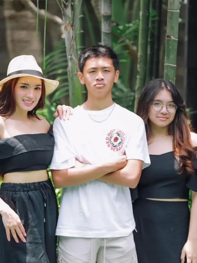 Angel Karamoy bersama dua anaknya, Junio dan Lovely (Instagram/@realangelkaramoy)