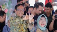 Cawapres nomor urut 3, Mahfud MD menunaikan hak pilihnya di TPS 106, Dukung Sambilegi Lor, Kelurahan Maguwoharjo, Sleman, DIY. Ia tiba di TPS mengenakan kemeja panjang motif batik. Terlihat juga sang istri, Zaizatun Nihayati yang juga mengenakan tunik motif batik senada dengan Mahfud. [@mohmahfudmd]