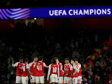 Gelandang Arsenal asal Inggris bernomor punggung 41, Declan Rice, berbicara kepada rekan-rekan setimnya saat pertandingan leg kedua perempat final Liga Champions 2025/2026 melawan Sporting CP di Stadion Emirates, London Utara pada Rabu 15 April 2026 waktu setempat atau Kamis (16/4/2026) dini hari WIB. Arsenal sukses mengamankan langkah ke babak semifinal Liga Champions 2025/2026. (Adrian Dennis/AFP)