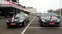 Keduanya hadir ke acara pelantikan menggunakan mobil Mercedes Benz S500 berkelir hitam. 