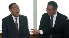Tawa Gubernur BI Agus Martowardojo (kiri) saat berbincang dengan Gubernur BI terpilih Perry Warjiyo di Gedung DPR, Jakarta, Selasa (3/4). Perry Warjito terpilih menjadi Gubernur BI menggantikan Agus Martowardojo. (Liputan6.com/Angga Yuniar)