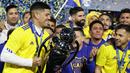 Pemain Boca Juniors, Marcos Rojo memegang trofi setelah memenangkan turnamen Liga Sepak Bola Profesional Argentina melawan Independiente di stadion La Bombonera di Buenos Aires pada 23 Oktober 2022. Marcos Rojo pernah bergabung dengan Manchester United pada tahun 2014 setelah dibeli dari Sporting CP dengan harga 20 juta euro. Ia tampil memukau saat berseragam MU dan menjadi salah satu pemain andalan Louis van Gaal. Rojo sukses mencuri hati fans MU lewat permainan ala Amerika Latin-nya yang keras dan lugas. (AFP/Alejandro Pagni)