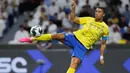Pemain Al-Nassr, Cristiano Ronaldo berusaha mencetak gol ke gawang Al-Shabab pada laga Grup C Piala AFC 2023 di King Fahd Stadium, Taif, Arab Saudi, 28 Juli 2023. (AFP)