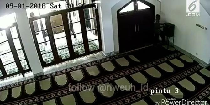 VIDEO: Pria Panjat Pintu Masjid Curi Uang Kotak Amal
