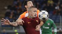 Aksi pemain Roma, Radja Nainggolan manhan bola saat dibayangi pemain Shakhtar, Taras Stepanenko pada leg kedua 16 besar Liga Champions di Rome Olympic stadium, (13/3/2018). AS Roma Menang 1-0. (AP/Gregorio Borgia)