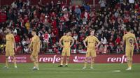 Reaksi sejumlah pemain Barcelona setelah gawangnya kebobolan oleh pemain Almeria, Rodrigo Ely pada laga lanjutan Liga Spanyol 2022/2023 yang berlangsung di Power House Stadium, Senin (27/02/2023) dini hari WIB. (AFP/Jorge Guerrero)