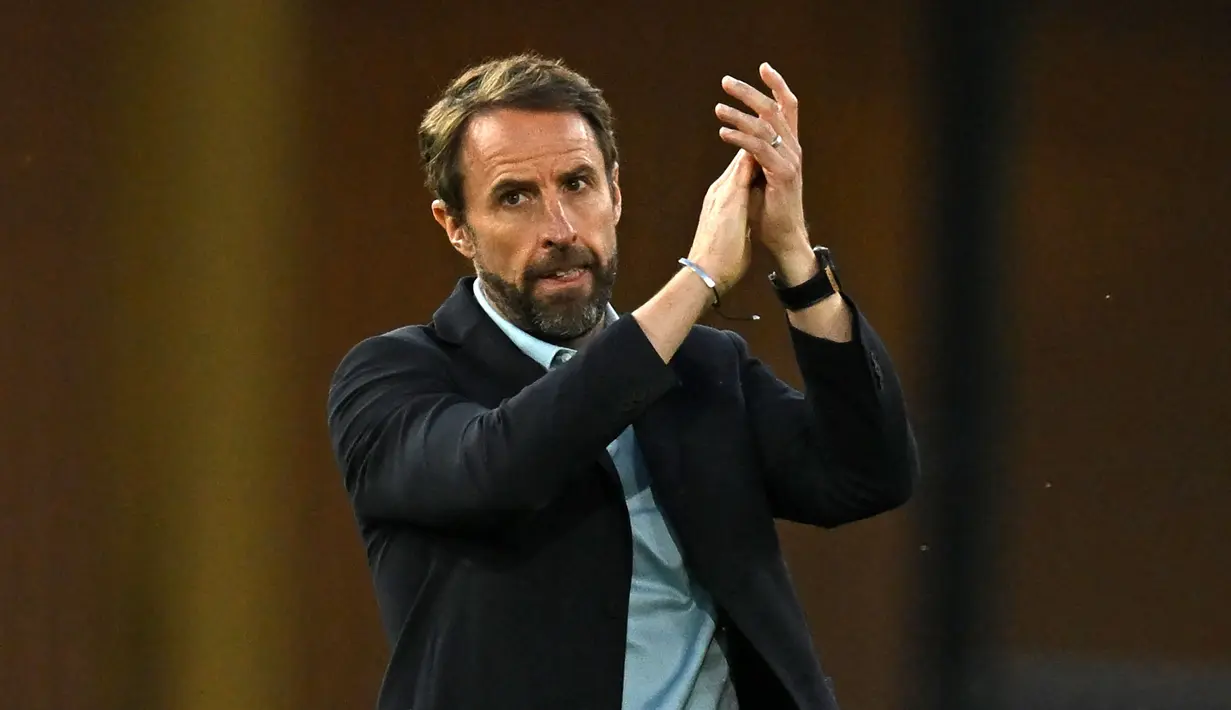 Catatan terbaik Gareth Southgate saat menukangi Timnas Inggris adalah mencapai semifinal Piala Dunia 2018 dan runner up Euro 2020. Dengan banyaknya pemain bintang di Skuad The Three Lions, ia diharapkan mampu berbicara lebih di Piala Dunia 2022 Qatar nanti. Southgate diketahui merupakan salah satu pelatih dengan gaji paling mahal di perhelatan terbesar di dunia itu. Ia tercatat menerima upah sebesar 4,9 juta pound per tahun. (AFP/Paul Ellis)