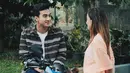 Ini adalah potret kompak Salsha dan Ibrahim di balik layar web series Jodoh atau Bukan. Web series yang tayang perdana pada 13 Januari 2023 ini merupakan project pertama yang mempertemukan dua artis yang terpaut usia 7 tahun ini. Meski baru pertama kali, keduanya sukses membangun chemisty hingga sampai ke hati penonton bahkan di dukung jika Salsha dan Ibrahim memang cinlok. (Liputan6.com/IG/@ibrhmrsyd)