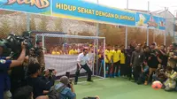 Ahok Unjuk Kebolehan Main Bola Saat Resmikan RPTRA Cibesut