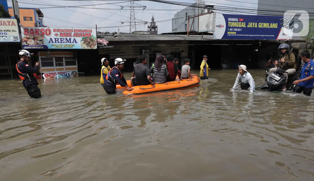 Hujan deras yang mengguyur sejak Senin (7/7) malam hingga Selasa dini hari (8/7/2025) membuat Kali Angke meluap dan menyebabkan banjir sehingga membuat akses jalan penghubung Tangerang-Jakarta terputus. (Liputan6.com/Angga Yuniar)