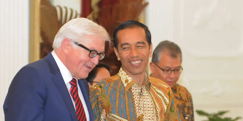 Batik Jokowi Saat Temui Menlu Jerman