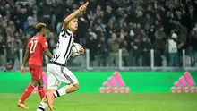 Striker Juventus, Paulo Dybala, merayakan gol ke gawang Bayern Munchen pada leg pertama babak 16 besar Liga Champions, di Juventus Stadium, Turin, Rabu (24/2/2016) dini hari WIB. (AFP/Olivier Morin)