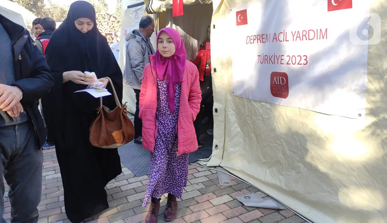 Para pengungsi memeriksakan kesehatan mereka di posko kesehatan Kizilay Turki, lembaga kemanusiaan yang dikelola pemerintah pada Selasa (21/2/2023). Ini adalah gambaran aktivitas anak korban gempa Turki yang mengungsi di Kota Maras, Provinsi Karahmanmaras. (Liputan6.com/Andry Haryanto)