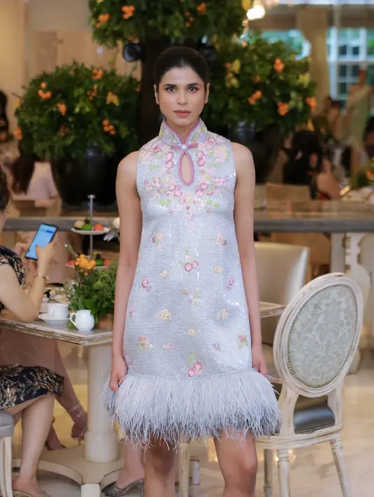 Koleksi cheongsam ini terdiri dari atasan dengan ciri khas kancing shanghai dengan berbagai model dari crop top hingga outer. [Fimela/Daniel Kampua]